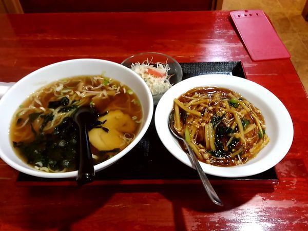 「醤油ラーメンとフカヒレ丼のセット980円」@中国本場的料理 華龍飯店 高崎モントレー店の写真