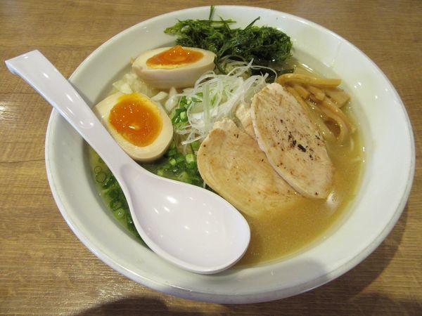 「濃厚鶏白湯醤油（７５０円）＋味玉１００円」@麺屋 飛翔の写真