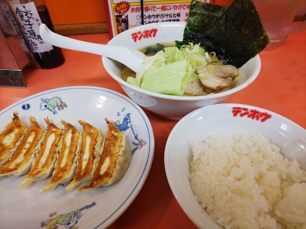 「とんこつ醤油ラーメン＋ぎょうざセット＋半らライス」@テンホウ 富士見店の写真