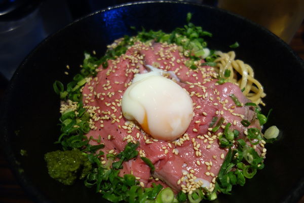 「【1周年記念限定】ローストビーフまぜそば」@らーめん 本竈 エスパル仙台店の写真