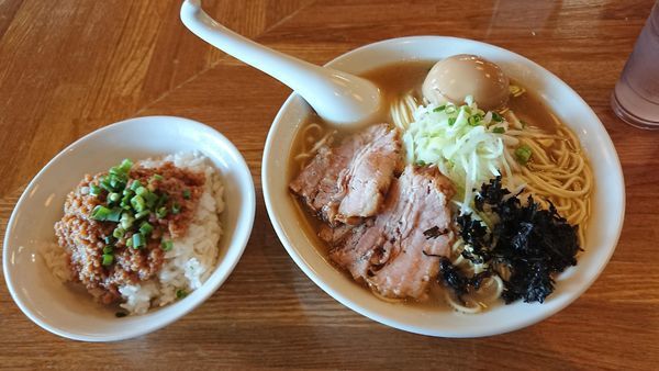 「煮干そば 白醤油 750円 + 鶏そぼろご飯 150円」@中村屋総本山の写真