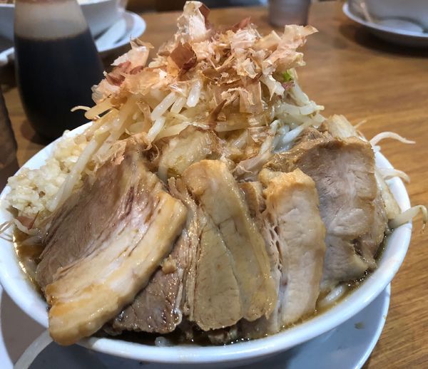 「ラーメン豚入り、野菜マシ」@ラーメン・つけ麺 神起の写真