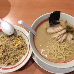 とんこつチャーシューめん（637円）絶品半チャーハン（334円）