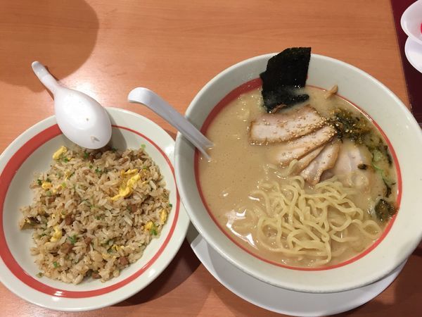 「とんこつチャーシューめん（637円）絶品半チャーハン（334円）」@幸楽苑 蛇田店の写真