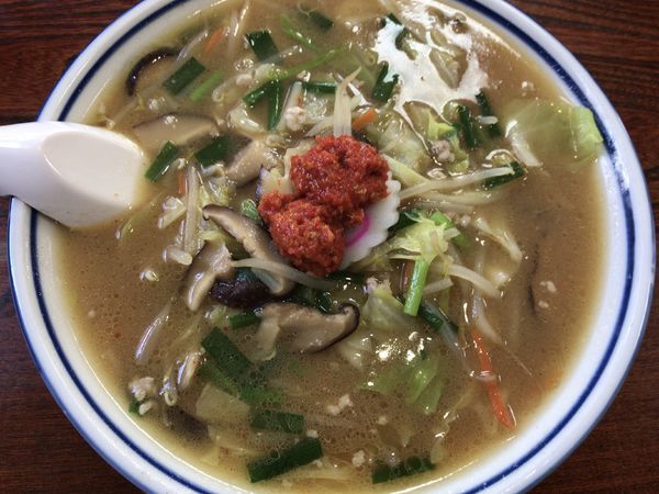 「しいたけ味噌ラーメン680円＋辛いヤツ50円×２」@まるた食堂の写真