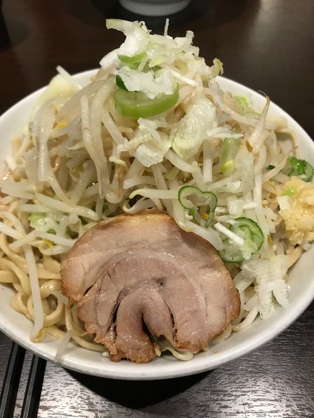 「ラーメン豚一枚・大盛450g・全マシ」@ちばから 渋谷道玄坂店の写真