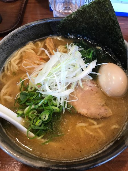「鐙らーめん（大盛り）＋煮卵」@麺や 鐙 本店の写真