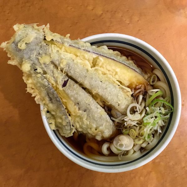 「天ぷらうどん・なす天」@蕎麦 一心たすけ 田町店の写真
