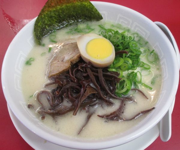 「らーめん+半替玉　500円」@博多天神 新宿西口店の写真