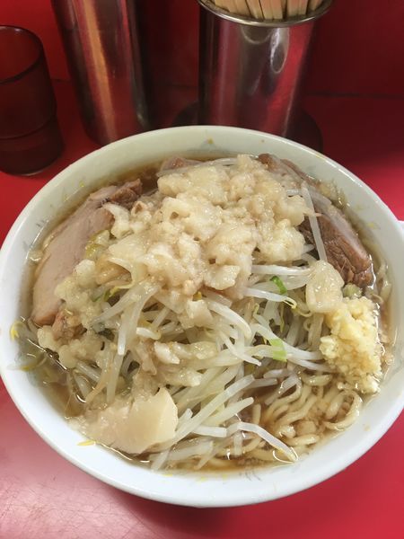 「小豚入り ヤサイアブラニンニク少し+ふりふりカレー」@ラーメン二郎 上野毛店の写真
