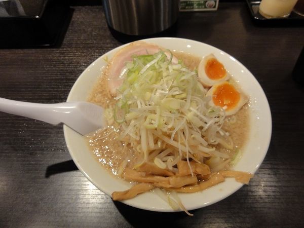 「醬油ラーメン750円 背脂少し多め 野菜多め」@こってりらーめん誉 新松戸店の写真