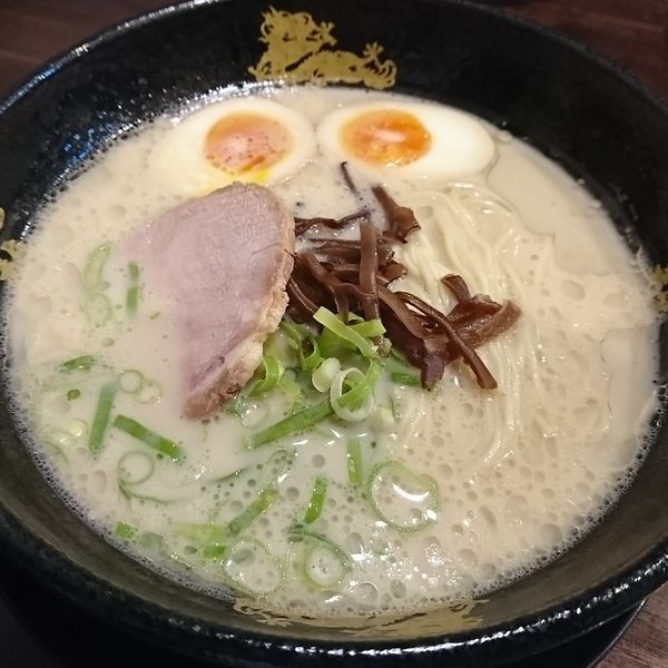 「とんこつラーメン 580えん 味玉(アプリ無料クーポンにて)」@とんこつラーメン 博多風龍 大宮東口駅前店の写真