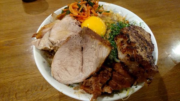 「まぜめんじろ900円+ニラキムチ100円+炙り豚150円」@めんじろの写真