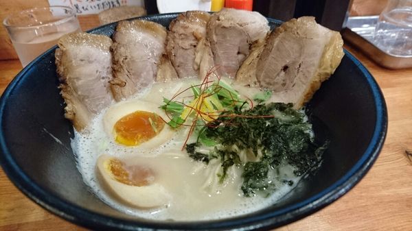 「真鯛濃厚チャーシュー+味たまご　＠１１５０円」@麺処 こみねの写真