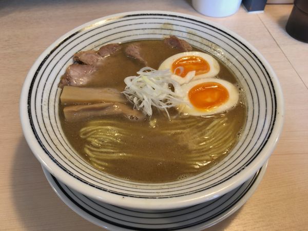 「超煮干しらぁめん+味玉(850円)」@煮干しらぁめん 猫トラ亭の写真