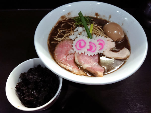 「味玉濃密煮干しそば+岩海苔+和え玉」@中華そば いづるの写真