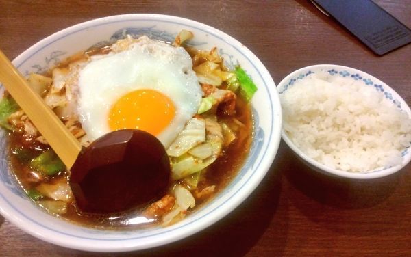 「香港麺・玉葱抜き＋半ライス」@厨華麺飯 北海 市ヶ谷店の写真