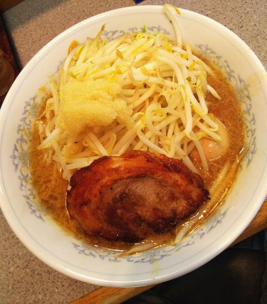 「味噌ラーメン伝説のタマゴトッピング野菜&ニンニク増し」@味噌王 仲間 SNBWorldの写真