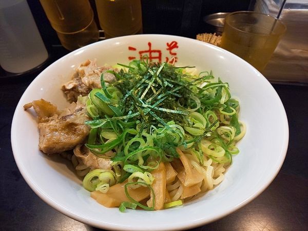 「油そばW盛+青ネギ+サービスくず肉」@東京麺珍亭本舗 鶴巻町店の写真