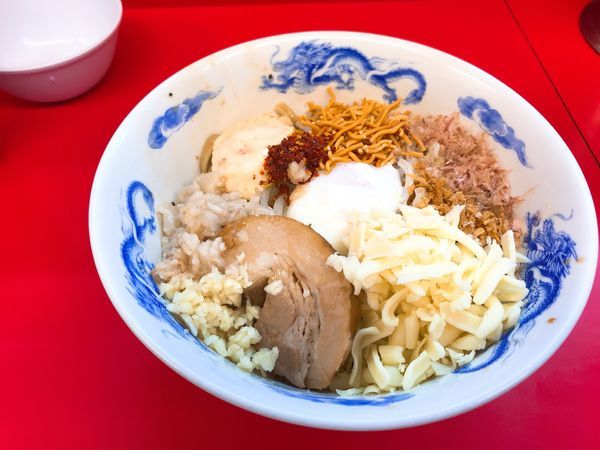 「まぜそば並(玉子あり・全増し)＋チーズ850円」@ジャンクガレッジ 北浦和店の写真