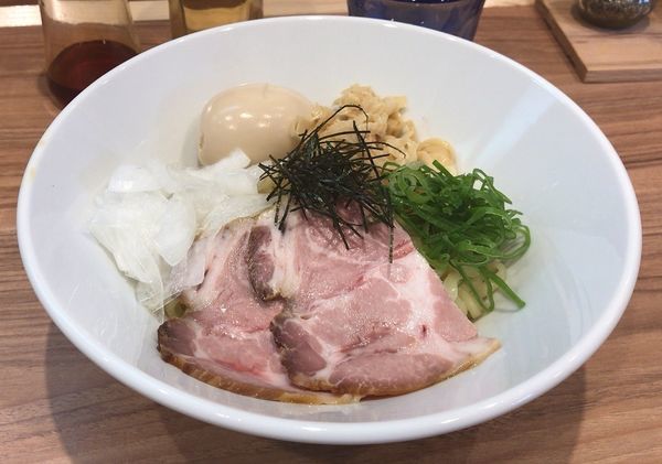 「油そば＋ぶちゃ味玉(650円＋50円)」@らーめん にじいろの写真