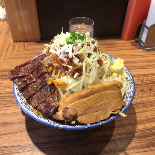 「辛らーめん 野菜増し ニンニク少なめ ステーキ」@ラーメン燈郎の写真