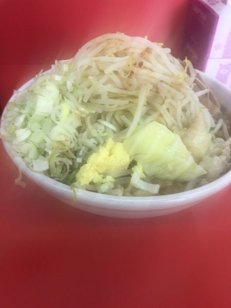 「ラーメン小、やさいちょいマシ、あぶら、カラメ、ねぎ、しょうが」@らー麺 ぶたのジョーの写真