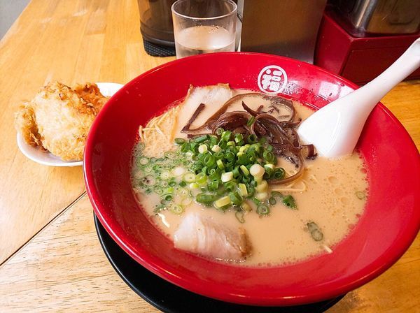 「特製ラーメン+唐揚げ×2+替え玉」@豚骨らーめん 福の軒 秋葉原店の写真