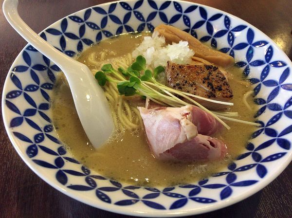 「濃厚鶏白湯らーめん塩（790円）」@麺場ニ寅 川越店の写真