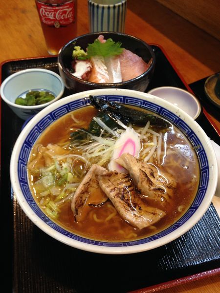 「噂のまぐろラーメンセット1280円＋税」@和食たかむらの写真