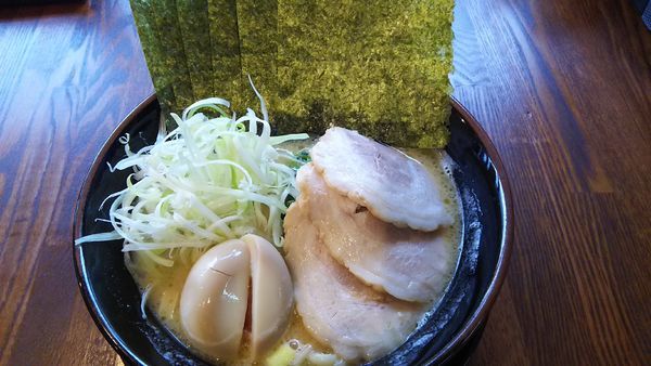 「醤油ラーメン(全部のせ) ￥880」@横浜家系ラーメン 順吉家の写真