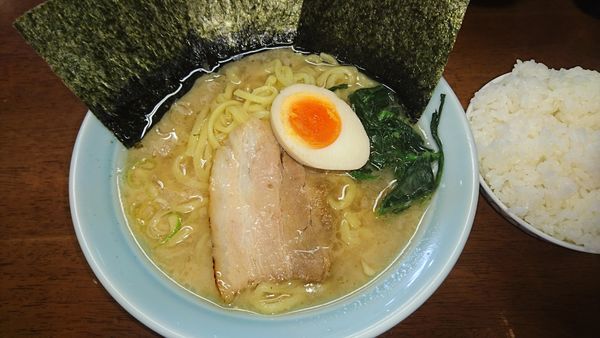 「らーめん並盛＋海苔増し＋ライス」@酒々井家 本店の写真