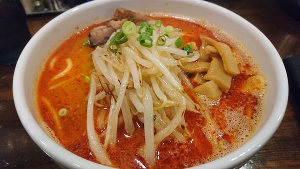 「辛い味噌ラーメン（大盛り無料）」@麺屋 茅根の写真