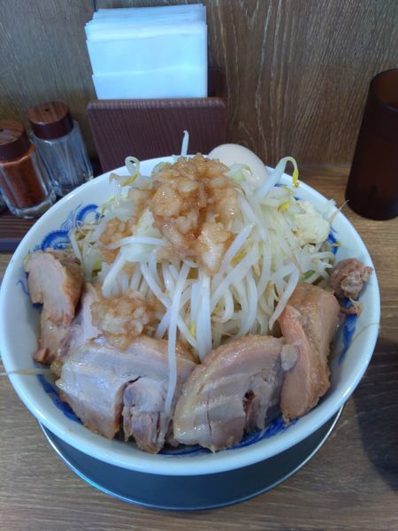 「豚玉ラーメン大 全増し+豚2枚」@ジャンクガレッジ しらこばと公園前店の写真