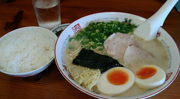 「ラーメンチビライス(塩)750円＋半熟卵50円＋半替玉100」@バスラーメンの写真