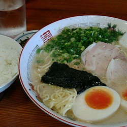 ラーメンチビライス(塩)750円＋半熟卵50円＋半替玉100