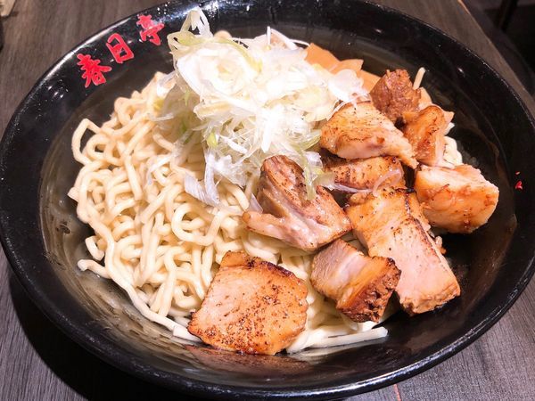 「炙り角切り肉油そば／特¥990」@油そば 春日亭 神保町店の写真