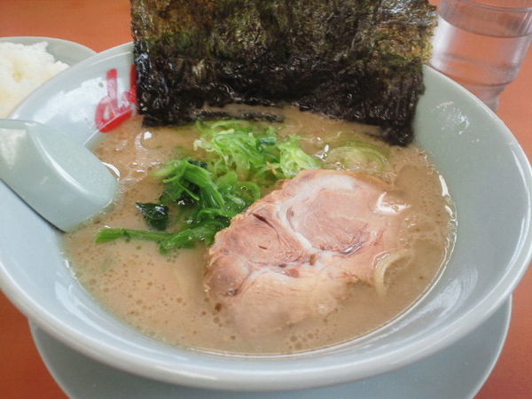「醤油ラーメン 650円、ライス 170円」@ラーメン山岡家 福島矢野目店の写真