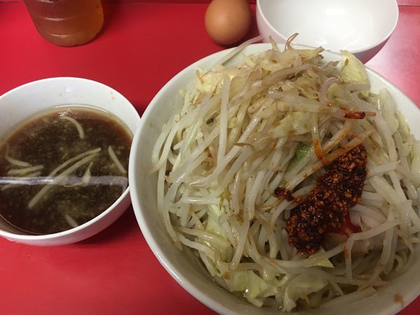 「SS（汁すて）ヤサイ＋ニンニク＋カラメ＋ラー油」@ラーメン二郎 千住大橋駅前店の写真