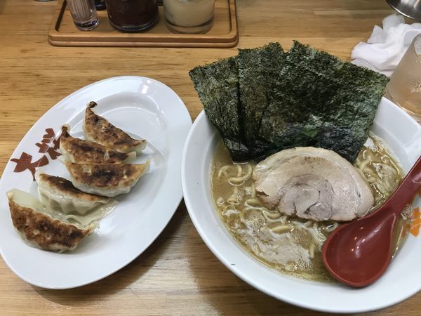 「ラーメンかため濃め 720円(&餃子)」@ラーメン大桜 川崎平店の写真