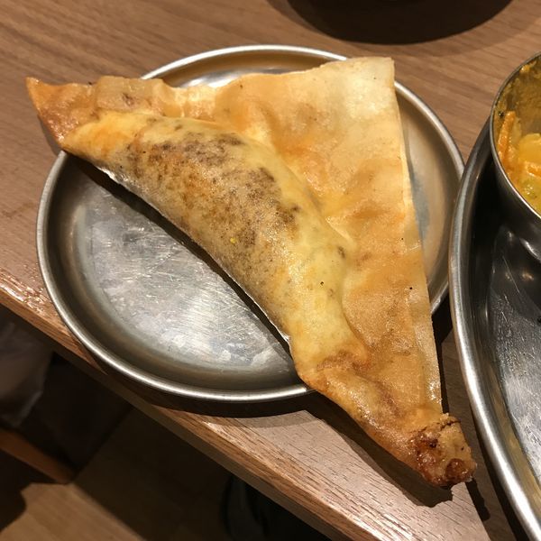 「半熟卵、挽肉、チーズの包み揚げ（ブリック）」@タンドール料理 ひつじやの写真