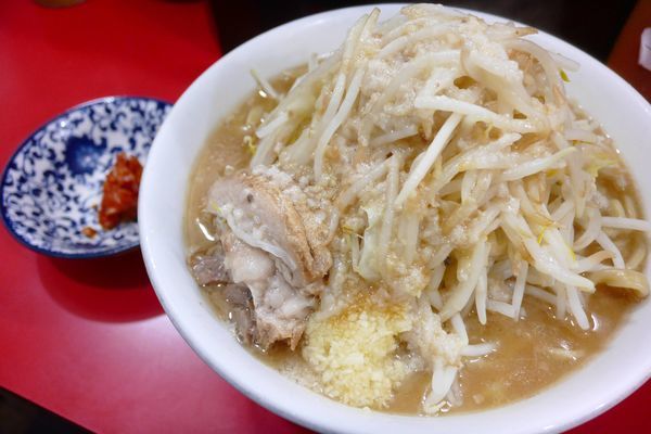 「ラーメン（普通）¥750／ニンニクアブラ、辛たま別皿¥0」@用心棒 本号の写真
