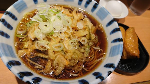 「朝食セット(天ぷら蕎麦、おいなりさん二個、茹で玉子)」@そば新 自由が丘店の写真
