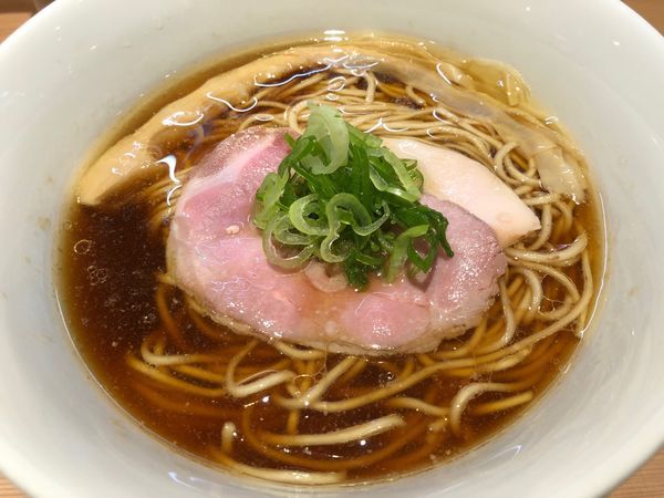 「醤油らぁめん800円」@らぁ麺 はやし田 新宿本店の写真