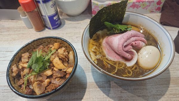 「【限定】四つ葉ブラック 850円 +チャーシュー丼 350円」@中華そば 四つ葉の写真