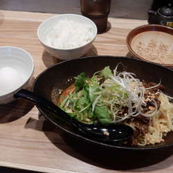 温泉玉子汁無し担々麺、麺大盛り、御飯