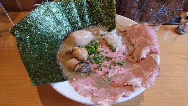 「濃厚牡蠣煮干中華そば+具だくさん特製」@麺屋 まほろ芭の写真