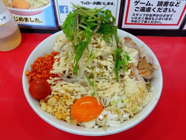 「冷やしまぜそば：普通（850円）ヤサイニンニク辛あげガリマヨ」@用心棒 本号の写真