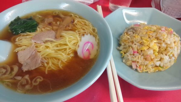 「ラーメン半チャーハン790円」@はちまき家 青果市場店の写真