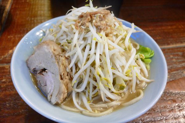 「中ラーメン 麺300g¥750／普通¥0／卓上ニンニク¥0」@立川マシマシの写真